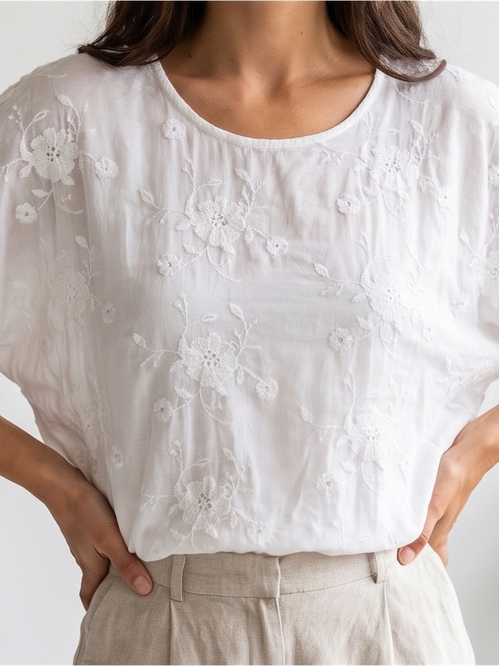 Moon River White Floral Embroidered Scoop-Neck Silk Lined Blouse